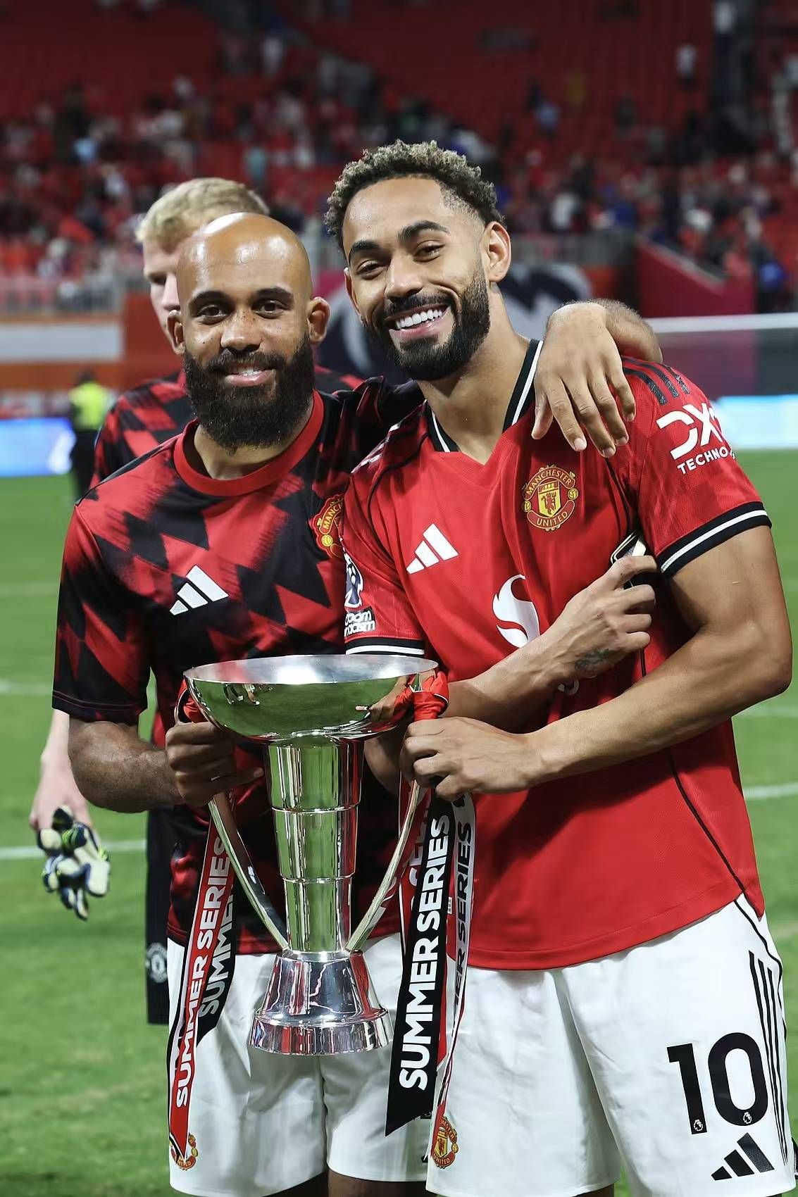 曼联客场逆转取胜,球队士气大振 曼联客场逆转取胜,球队士气大振