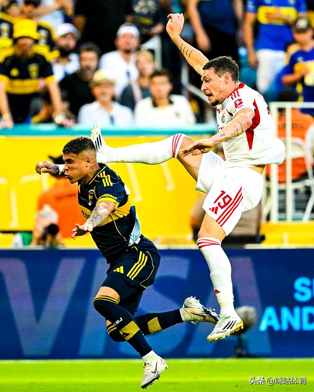 足球比赛中出现情绪激烈的冲突！