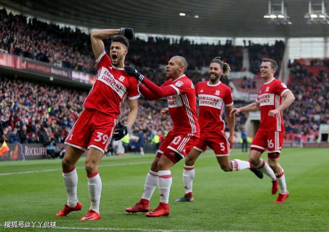 足球比赛中出现情绪激烈的冲突！