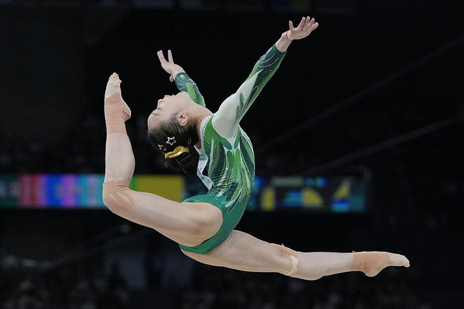 竞技体操选手完美演绎各项动作